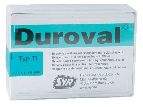 Kleine transparente Box mit blauem Etikett von Syr, die Chemikalien für Wasserhärte-Tests enthält, mit mehrsprachigen Hinweisen zur Anwendung.